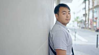  Sokakta ciddi bir ifadeyle dikiliyorum