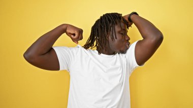 Afrikalı Amerikalı adam güçlü bir jest yapıyor, kollarını sarılar üzerinde öpüyor.