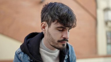 Sokakta stresli genç bir İspanyol.