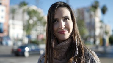 Güzel İspanyol kadın sokakta kendine güvenerek gülümsüyor