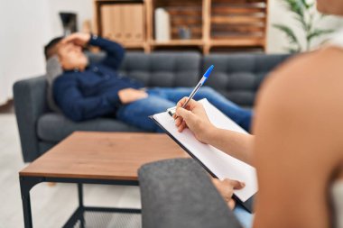 Genç Latin bir hasta psikoloji kliniğinde psikolog seansı yaptığını vurguladı.