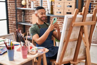 Afrikalı Amerikalı sanatçı, resim çizmek için akıllı telefondan resim yapıyor.