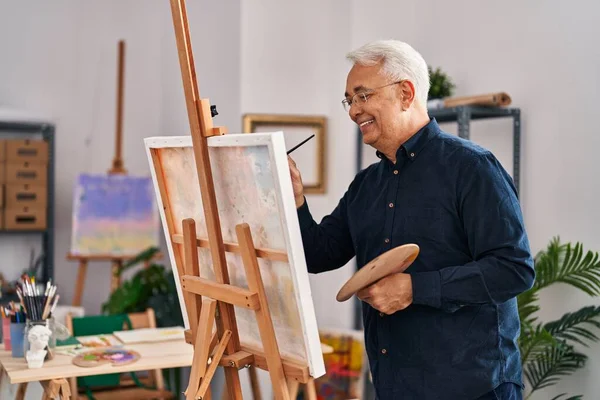 Hombre Mayor Sonriendo Dibujo Seguro Estudio Arte — Foto de Stock