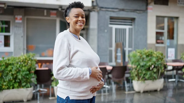 Junge Schwangere Frau Lächelt Selbstbewusst Und Berührt Bauch Auf Café — Stockfoto