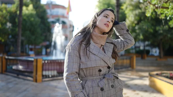 Vacker Latinamerikansk Kvinna Står Med Oroliga Uttryck Parken — Stockfoto