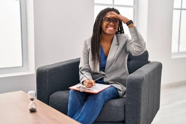 コンサルテーションオフィスで働いている若いアフリカ系アメリカ人はとても幸せで 頭を離れて遠くを見ている笑顔です 検索コンセプト — ストック写真