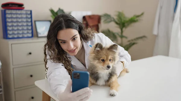 Mujer Hispana Joven Con Veterinario Perro Sonriendo Confiado Tener Videollamada — Foto de Stock