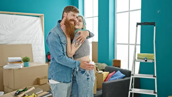 Muž Žena Pár Objímající Navzájem Usmívají Novém Domově — Stock fotografie