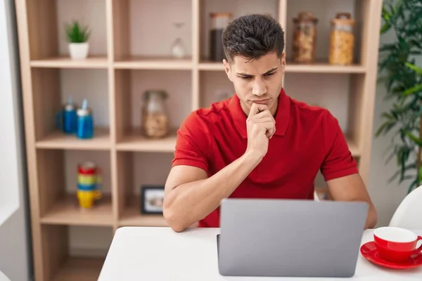 Young Hispanic Man Using Laptop Doubt Expression Home — Stockfoto