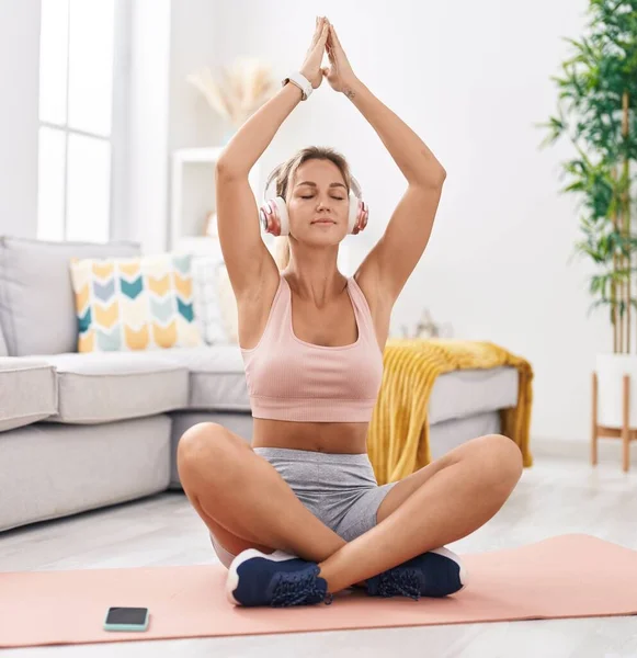 Giovane Donna Bionda Che Esercizio Yoga Seduto Sul Pavimento Casa — Foto Stock