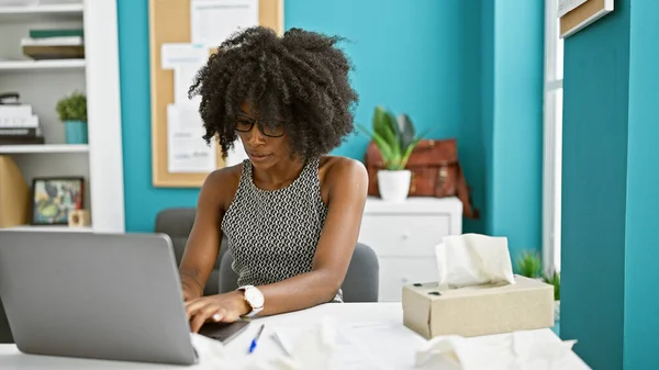在办公室使用笔记本电脑的非洲裔美国女商人 — 图库照片