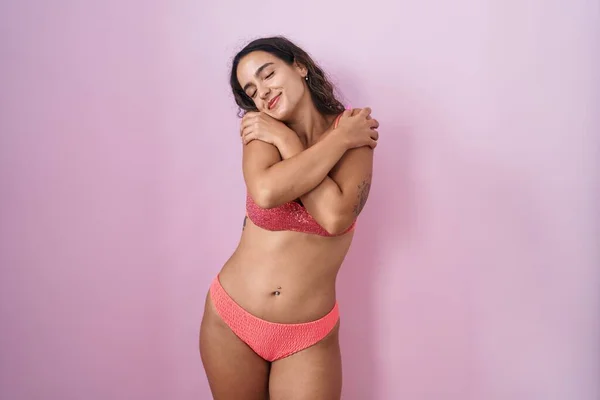 Jonge Spaanse Vrouw Draagt Lingerie Een Roze Achtergrond Omhelst Zichzelf — Stockfoto