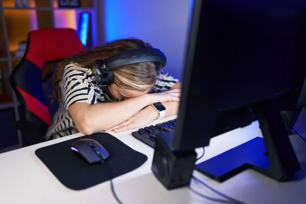 Young Blonde Woman Streamer Stressed Using Computer Gaming Room — Stock Photo, Image