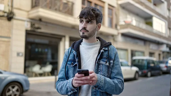 Sokakta Akıllı Telefon Kullanan Genç Bir Spanyol — Stok fotoğraf