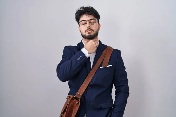 Hispanischer Mann Mit Bart Businesskleidung Berührt Schmerzhaften Hals Halsschmerzen Wegen — Stockfoto