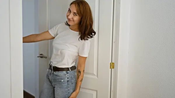 Молодая Женщина Открывающая Дверь Делает Жест Дома — стоковое фото