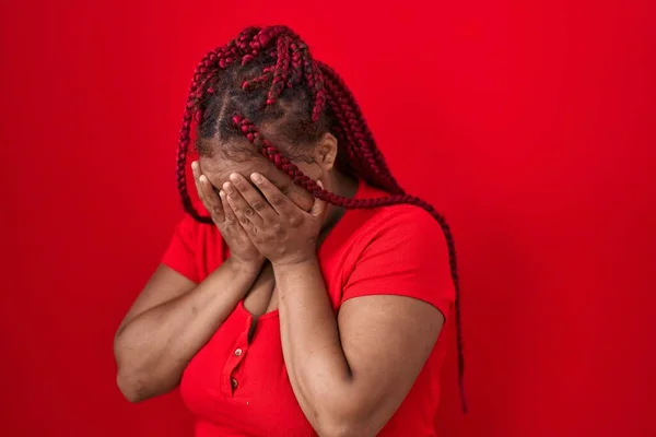 Африканская Американка Плетеными Волосами Стоящая Красном Фоне Грустным Лицом Покрывающим — стоковое фото