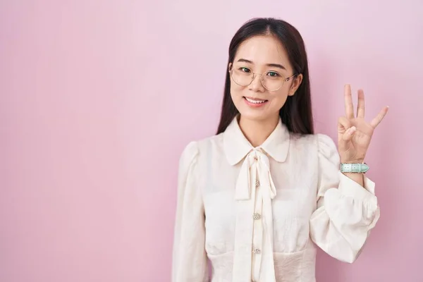 Young Chinese Woman Standing Pink Background Showing Pointing Fingers Number — Stock Photo, Image