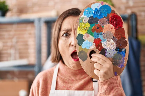 Mulher Hispânica Meia Idade Segurando Paleta Pintor Perto Rosto Face — Fotografia de Stock