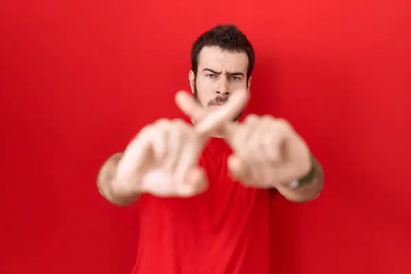 Ung Latinamerikan Man Bär Casual Röd Shirt Avvisande Uttryck Korsning — Stockfoto