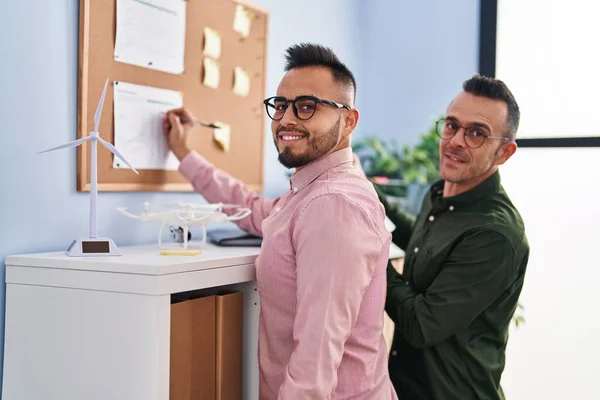 Two Men Business Workers Writing Cork Board Office — Stock Photo, Image