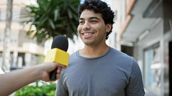 Νεαρός Λατίνος Που Παίρνει Συνέντευξη Χαμογελώντας Στο Δρόμο — Φωτογραφία Αρχείου