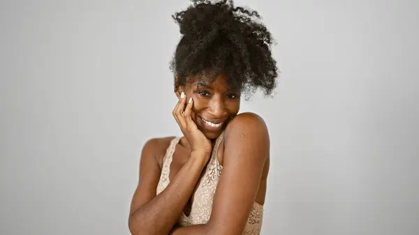 Afrika Kökenli Amerikalı Kadın Çamaşırı Giyip Beyaz Arka Planda Gülümsüyor — Stok fotoğraf