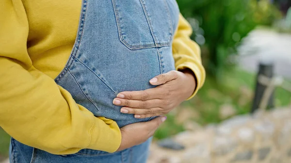 Ung Gravid Kvinna Vidrör Magen Parken — Stockfoto