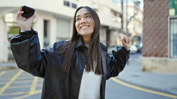 Jong Mooi Latino Vrouw Glimlachen Zelfverzekerd Met Behulp Van Smartphone — Stockfoto