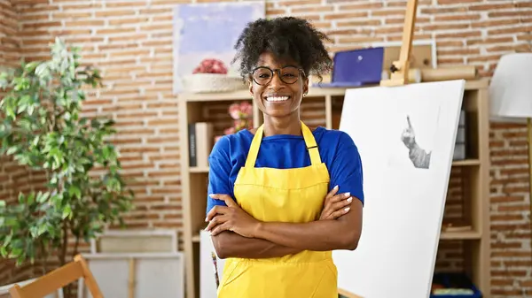 非洲裔美国妇女艺术家手挽手站在艺术工作室里微笑着 — 图库照片
