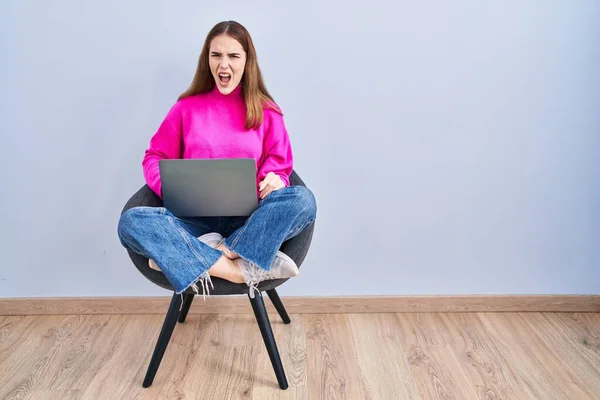Mladá Hispánská Dívka Pracující Počítačovým Laptopem Rozzlobená Šíleně Ječela Rozzuřená — Stock fotografie