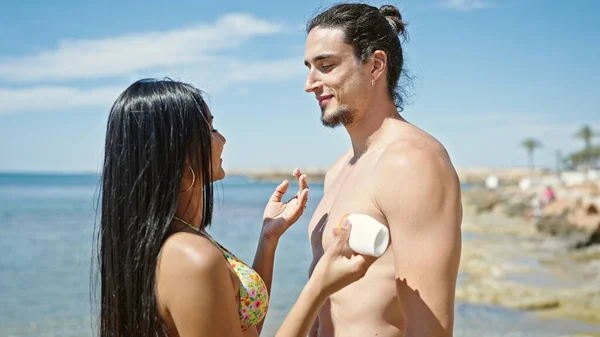 Hombre Mujer Pareja Turistas Aplicando Protector Solar Playa —  Fotos de Stock