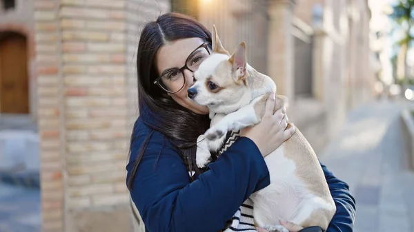 Jonge Latino Vrouw Met Chihuahua Hond Dragen Samen Rugzak Glimlachen — Stockfoto
