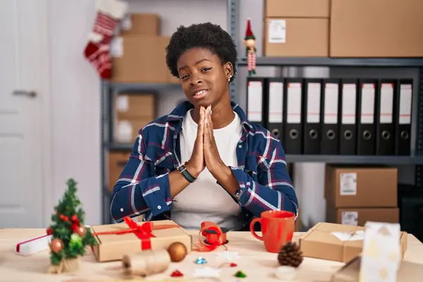 African American Woman Working Small Business Doing Christmas Decoration Begging — Stock Photo, Image