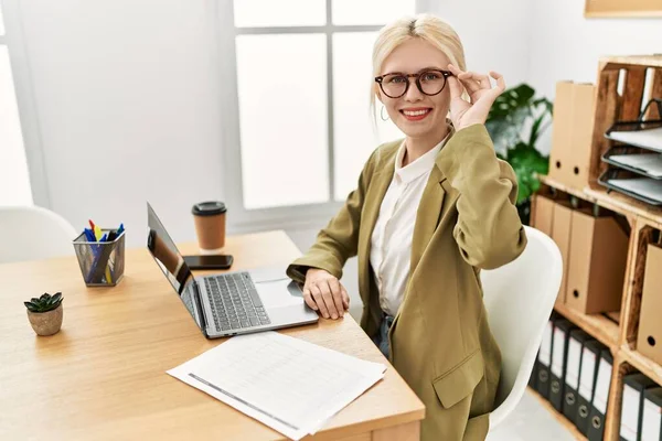 Mladá Blondýna Žena Obchodní Pracovník Pomocí Notebooku Drží Brýle Kanceláři — Stock fotografie