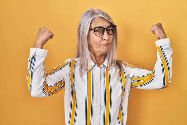 Frau Mittleren Alters Mit Grauen Haaren Steht Vor Gelbem Hintergrund — Stockfoto