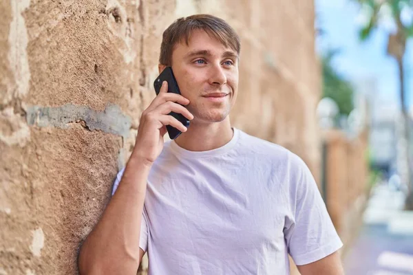 Joven Hombre Caucásico Sonriendo Confiado Hablando Teléfono Inteligente Calle — Foto de Stock
