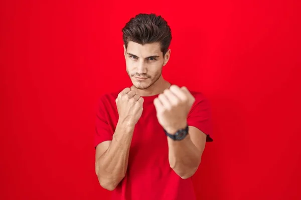 Young Hispanic Man Standing Red Background Ready Fight Fist Defense — Stock fotografie