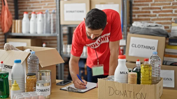Genç Spanyol Gönüllü Gönüllü Yardım Merkezindeki Ürünleri Kontrol Ediyor — Stok fotoğraf