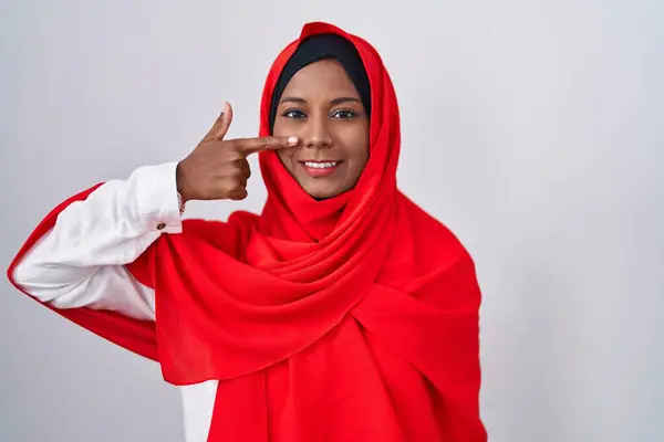 Mulher Árabe Jovem Vestindo Tradicional Lenço Islâmico Hijab Apontando Com — Fotografia de Stock