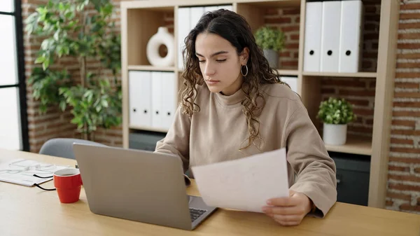 Young Beautiful Hispanic Woman Business Worker Using Laptop Reading Document — Stok fotoğraf