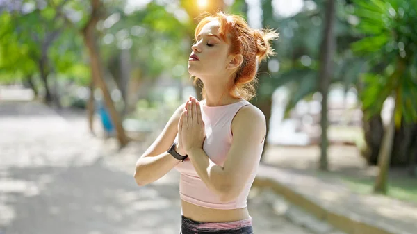 Mujer Pelirroja Joven Con Ropa Deportiva Entrenamiento Yoga Ejercicio Parque — Foto de Stock