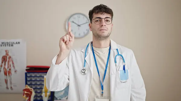 年轻的惊慌失措的男医生站在诊所里争论 — 图库照片