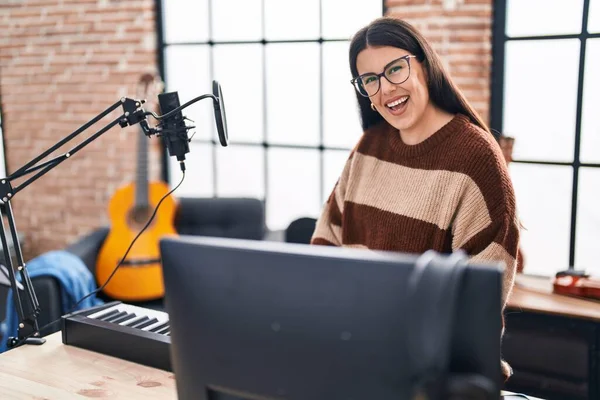 Genç Spanyol Kadın Müzisyen Müzik Stüdyosuna Güvenerek Gülümsüyor — Stok fotoğraf