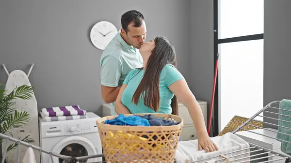 Hispanic Par Kysser Hängande Kläder Klädstreck Tvättstuga — Stockfoto