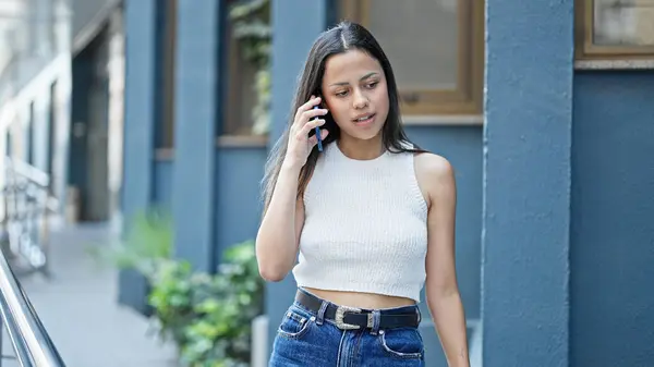 Mujer Hispana Hermosa Joven Hablando Smartphone Con Expresión Seria Calle — Foto de Stock