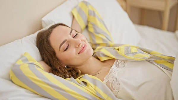 Jeune Femme Blonde Couchée Sur Lit Dormant Dans Chambre — Photo