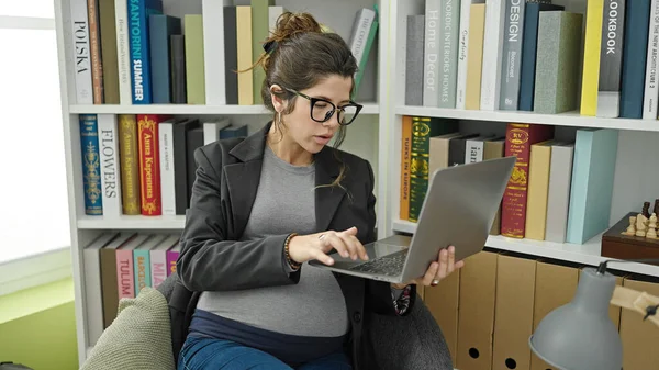 Jovem Grávida Professora Usando Laptop Universidade Biblioteca — Fotografia de Stock