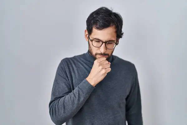 Handsome Latin Man Standing Isolated Background Feeling Unwell Coughing Symptom — Stock Photo, Image