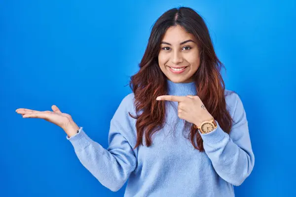 Hispanic Young Woman Standing Blue Background Amazed Smiling Camera While — Stock Photo, Image